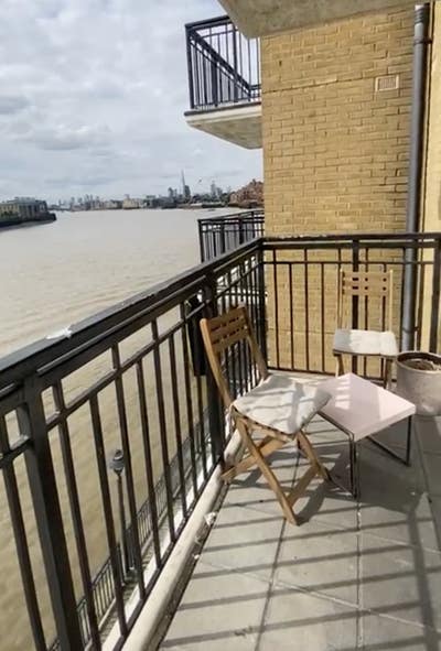 Premium Double Room in a Contemporary Home Main Photo