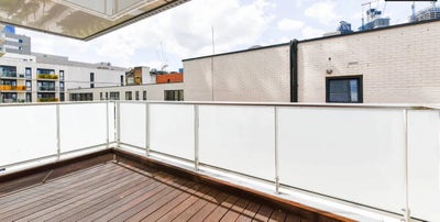 Stylish 3-Bed Flat with Balcony to Rent in Aldgate Main Photo