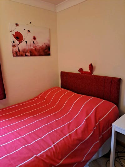 Small/medium room - small double bed & furniture Main Photo