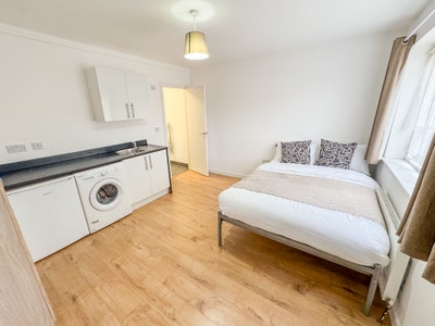 Large Private Studio 🚿 Bathroom + Kitchenette ✅ Main Photo