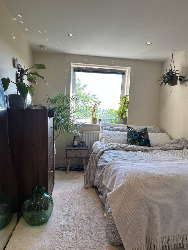 Bright double room with river views Main Photo