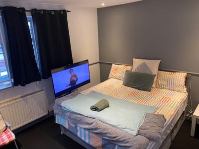 Room for 2 Gals or Couple in 4Bedroom House  Main Photo