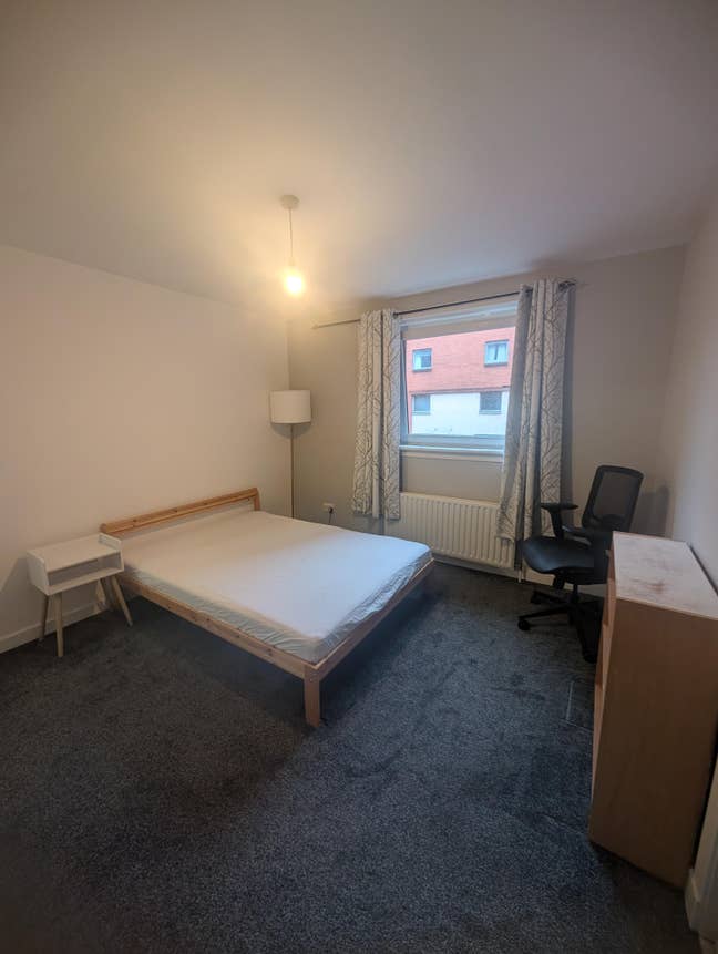 Double bedroom in a spacious flat  Main Photo