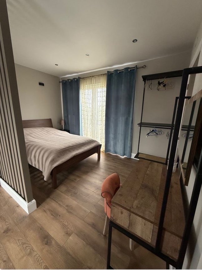 En-suite spacious room available for rent  Main Photo