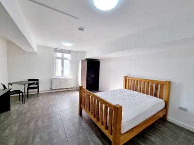 Modern Studio in Chadwell Heath Main Photo