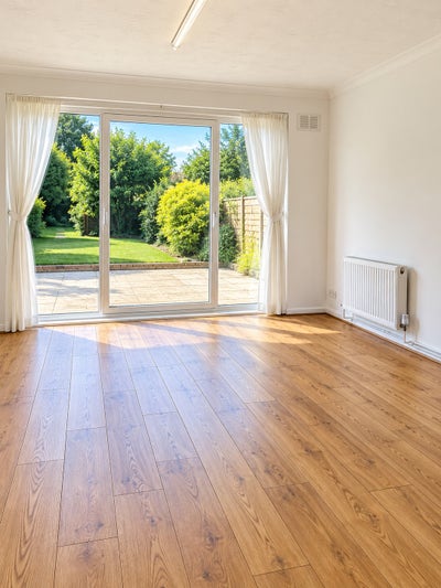 Spacious 2-Bedroom House with Large Garden – Romfo Main Photo