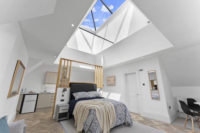 Studio *couples welcome* All bills included  Main Photo