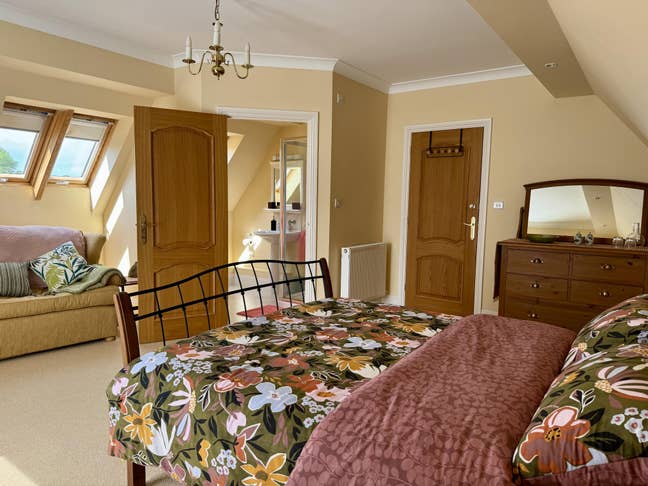 Large en-suite room in detached house Main Photo