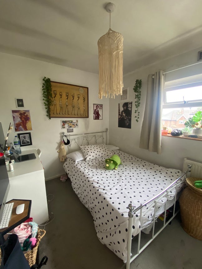 Large single bedroom available, with a double bed Main Photo