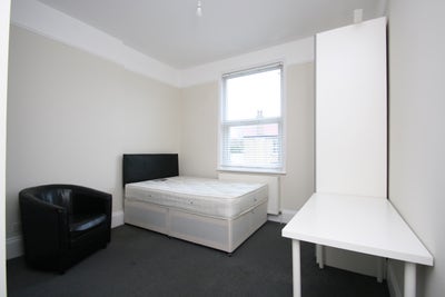 A nice size double room with en-suite shower room  Main Photo