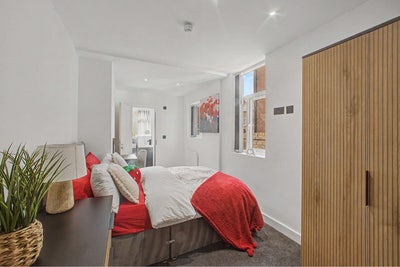 En-suite Double Room in SK5| Great Transport Links Main Photo