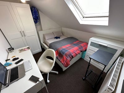 Double room in professional houseshare Main Photo