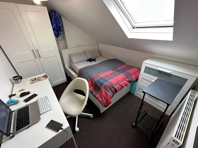 Double room in professional houseshare Main Photo