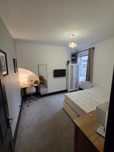 Stylish Double Room Near Walton Station Main Photo