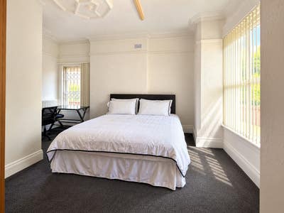  Spacious Double Available, All Bills Included Main Photo