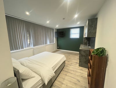 Spacious Studio Just One Minute from Queensgate!😍 Main Photo