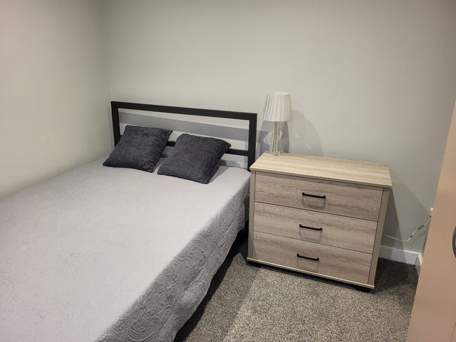 Ensuite Room Near Hospital and Town  Main Photo