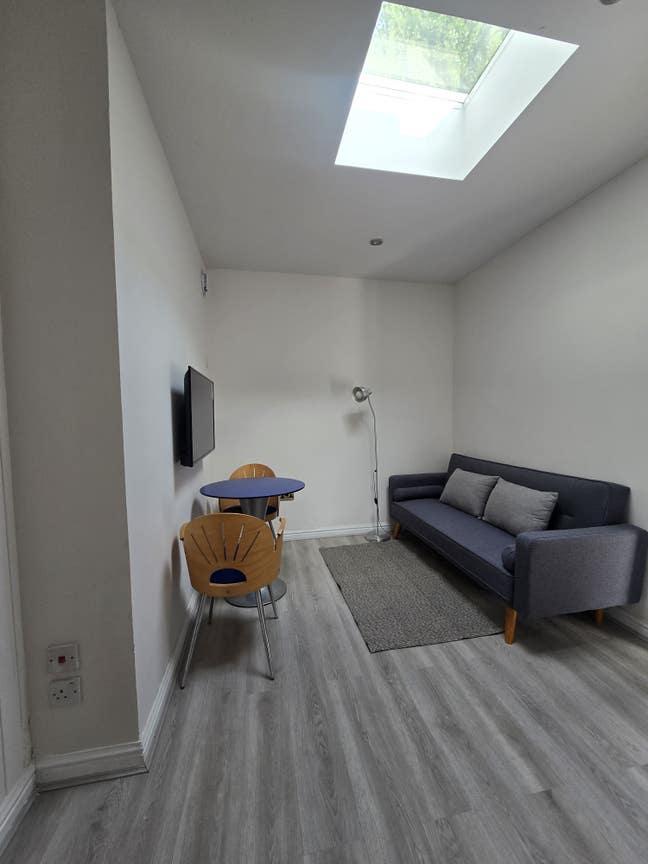 Fully Furnished One Bedroom Flat - Ealing Broadway Main Photo