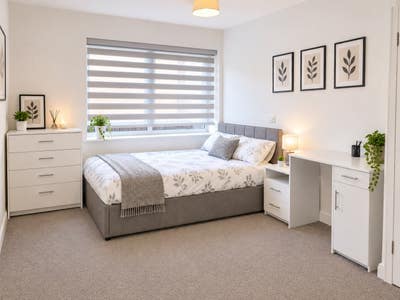 En suite double room in Town Centre (HMO) Main Photo