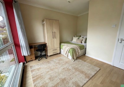 Available NOW - E14 Rooms, Discounts & More! Main Photo