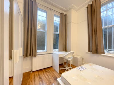 Fabulous double Bedroom available NOW in Highgate Main Photo