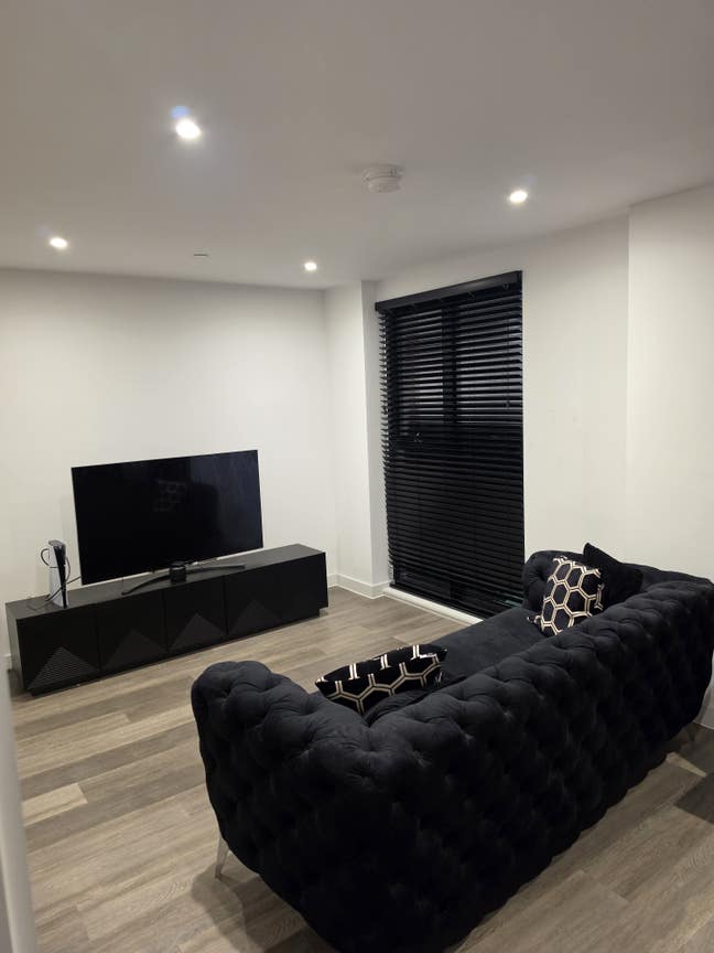 Room available to rent in luxury apartment Main Photo