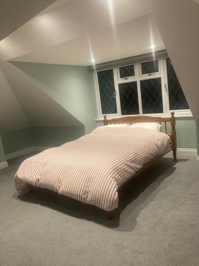 Ensuite attic double bedroom for professional  Main Photo