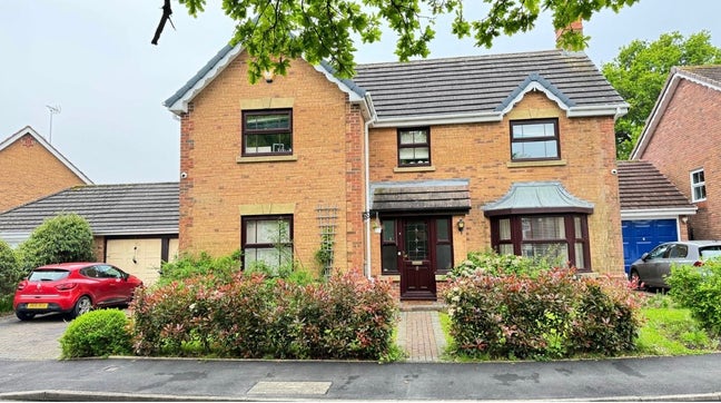 Lovely 4 bedroom home,5minutes from the M5. Main Photo