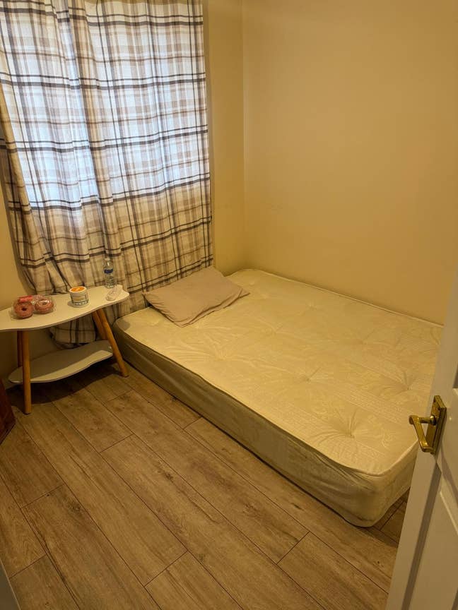 Very clean room available  Main Photo