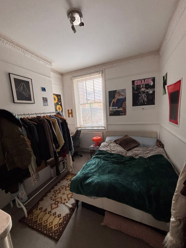 Spacious Double - 2 mins walk from Victoria Park Main Photo
