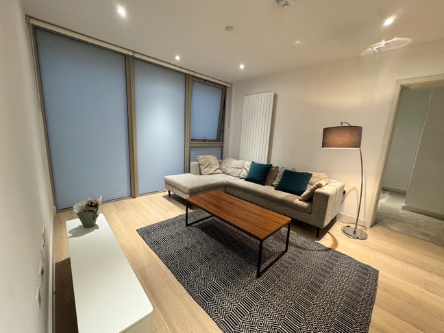 E16 2bed 2bath looking for one female flatmate  Main Photo