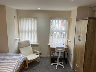 Superb Double En Suite Room in Professional House Main Photo