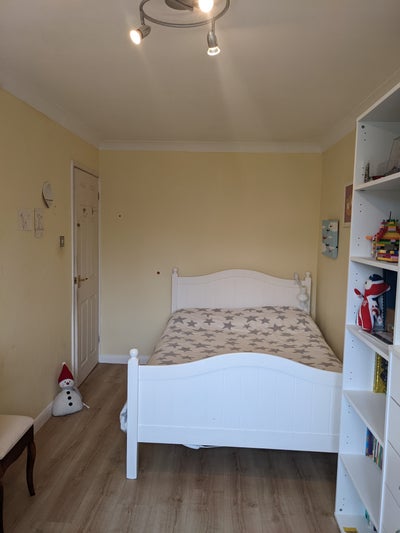 A double bedroom in a beautiful and friendly house Main Photo