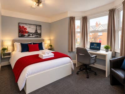 Stunning House within walking distance to station Main Photo