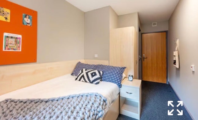 Small double with en suite Main Photo