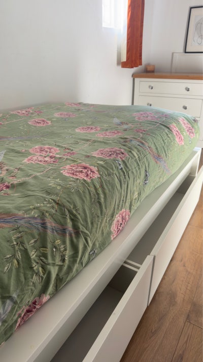Female only room available  Main Photo
