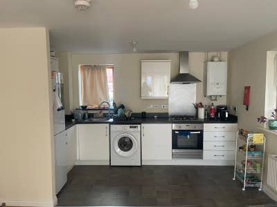 Looking for a female flatmate in a House share Main Photo