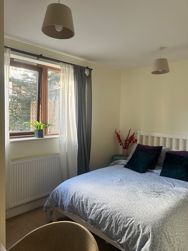Short term let available - double ensuite room Main Photo
