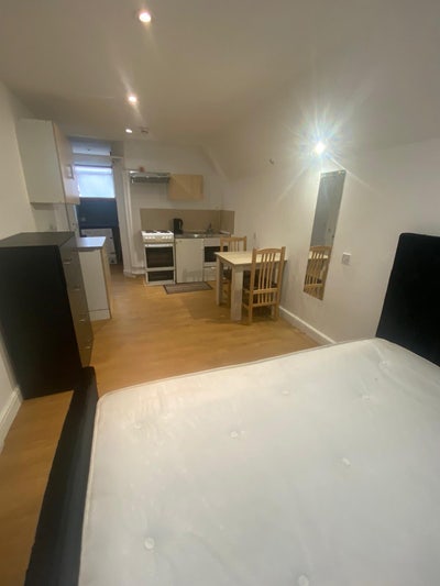 🏡 ✨Studio Flat to Let in Harlesden Main Photo