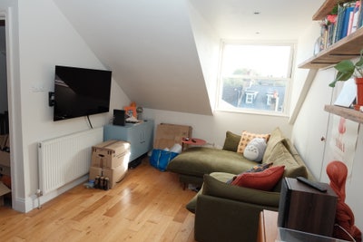 Bright split-level flat near Brockwell Park Main Photo