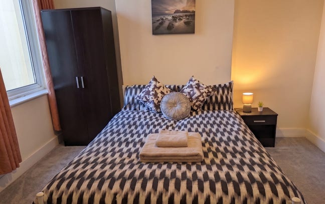 Extra-Large Double & King Furnished Rooms  Main Photo