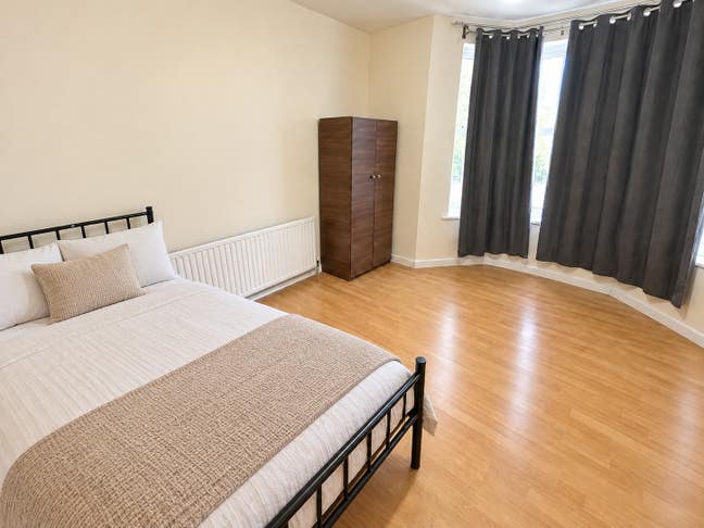 Nice 2 Bed flat w pvt garden 5 mins to Ilford Main Photo