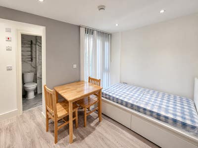 Refurbished En Suit to rent in Hoddesdon. Main Photo