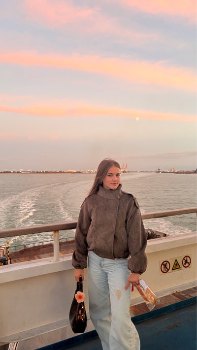 Looking to split rent with another girl Main Photo