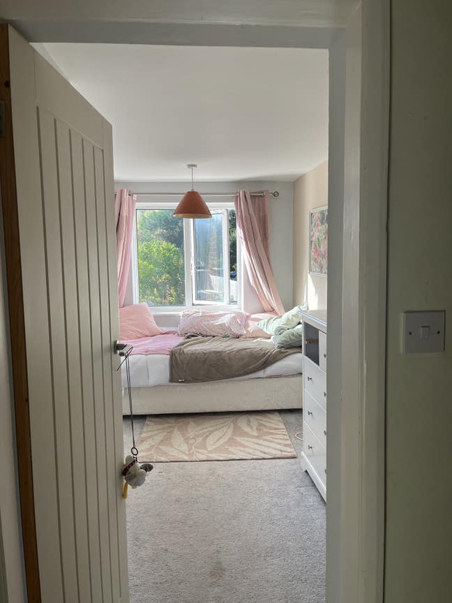 Lovely small bedroom to rent with garden view Main Photo