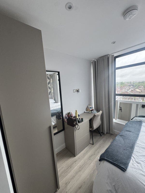 Room w private bathroom for rent in Wembley Main Photo