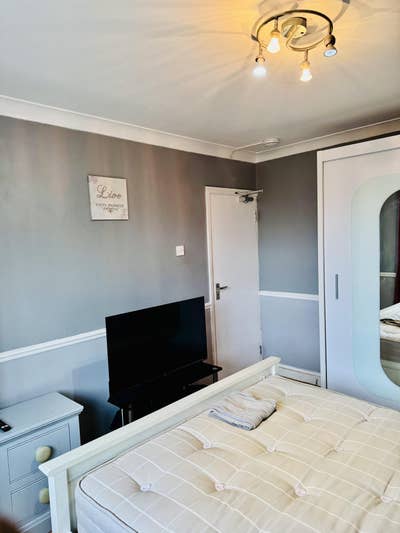 Lovely Spacious Double Room in Hainault  Main Photo