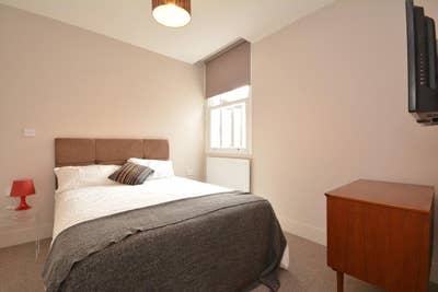 Cozy ensuite room in clean and friendly flat :)  Main Photo