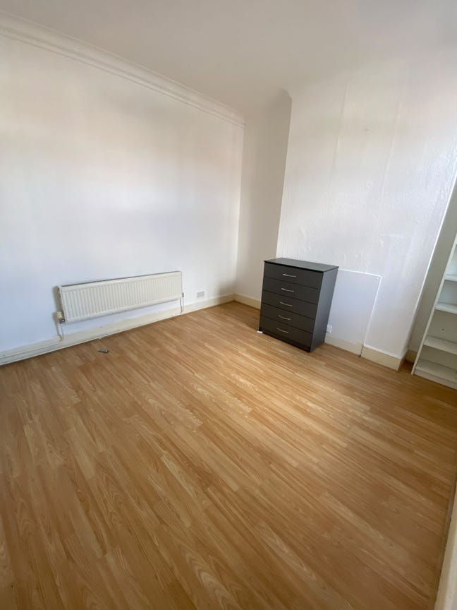 Spacious double-bed room available,Hendon Central  Main Photo