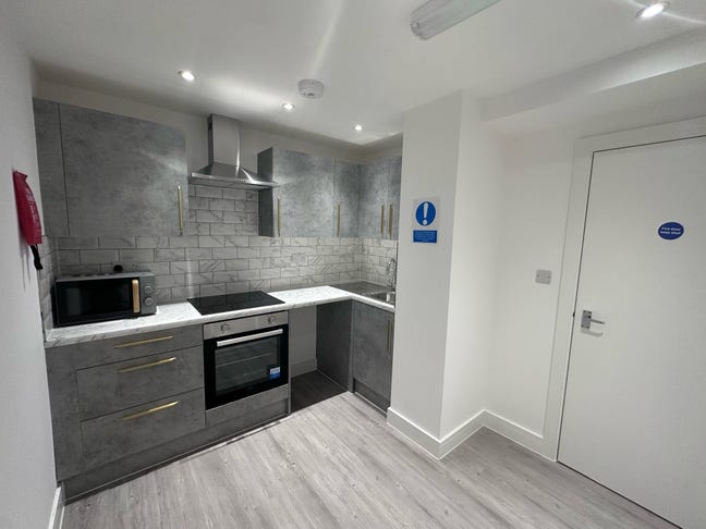 Ground Floor En-Suite Room to Rent Broomstick Hall Main Photo
